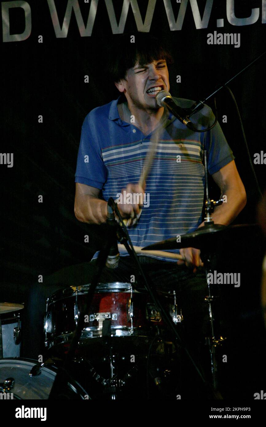 Joe Bradley, chanteur et batteur du groupe de rock alternatif The Black Lips d'Atlanta, Géorgie, au Clwb IFOR Bach à Cardiff pendant le SWN Festival le 11 novembre 2007. Photographie : ROB WATKINS. INFO : The Black Lips est un groupe de garage rock américain formé en 1999 à Atlanta, en Géorgie. Connus pour leurs performances live sauvages et leurs sons bruts, ils mélangent punk, rock et influences psychédéliques, gagnant un public culte avec des albums comme 'Arabia Mountain' et 'Good Bad Not Evil'. Banque D'Images