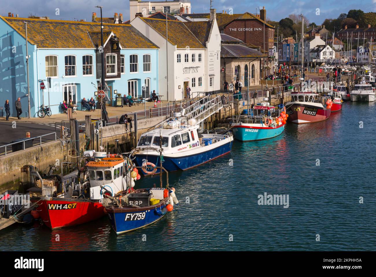 Des bateaux amarrés le long du port de Weymouth, au quai de Weymouth, à Weymouth, au Dorset, au Royaume-Uni, en octobre Banque D'Images