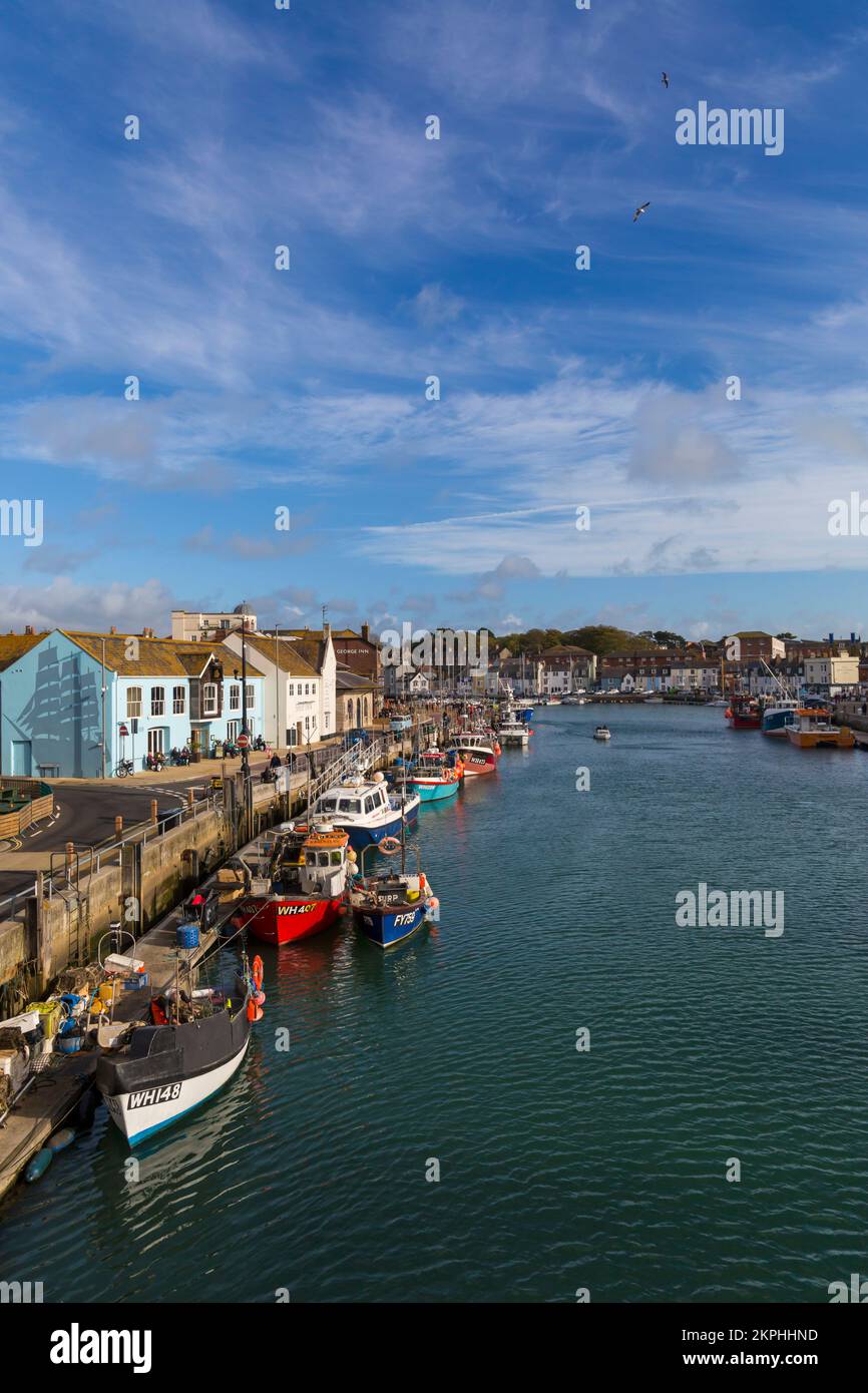 Des bateaux amarrés le long du port de Weymouth, au quai de Weymouth, à Weymouth, au Dorset, au Royaume-Uni, en octobre Banque D'Images