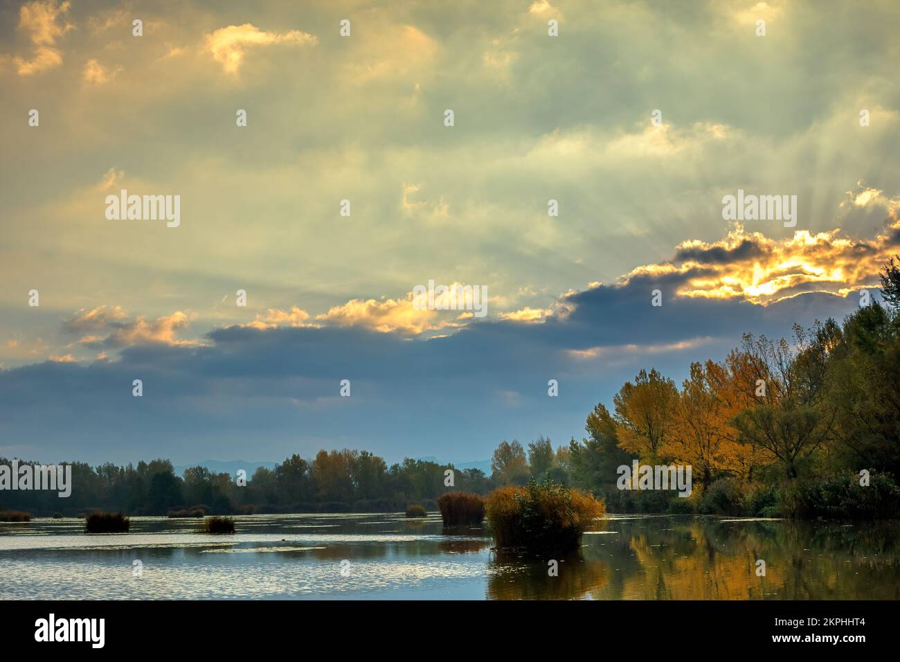 Lever de soleil sur le lac, soleil caché derrière un nuage. Paysage d'automne. Dubnica, Slovaquie. Banque D'Images