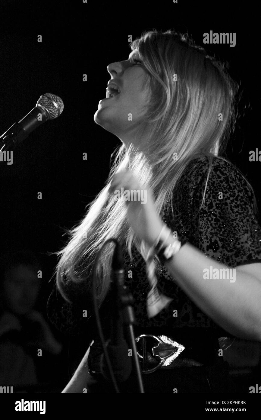Rebecca, chanteuse et batteur du duo pop alternative de Sheffield, The Slow Club, au Clwb IFOR Bach à Cardiff pendant le festival SWN sur 1 novembre 2007. Photo © ROB WATKINS Banque D'Images