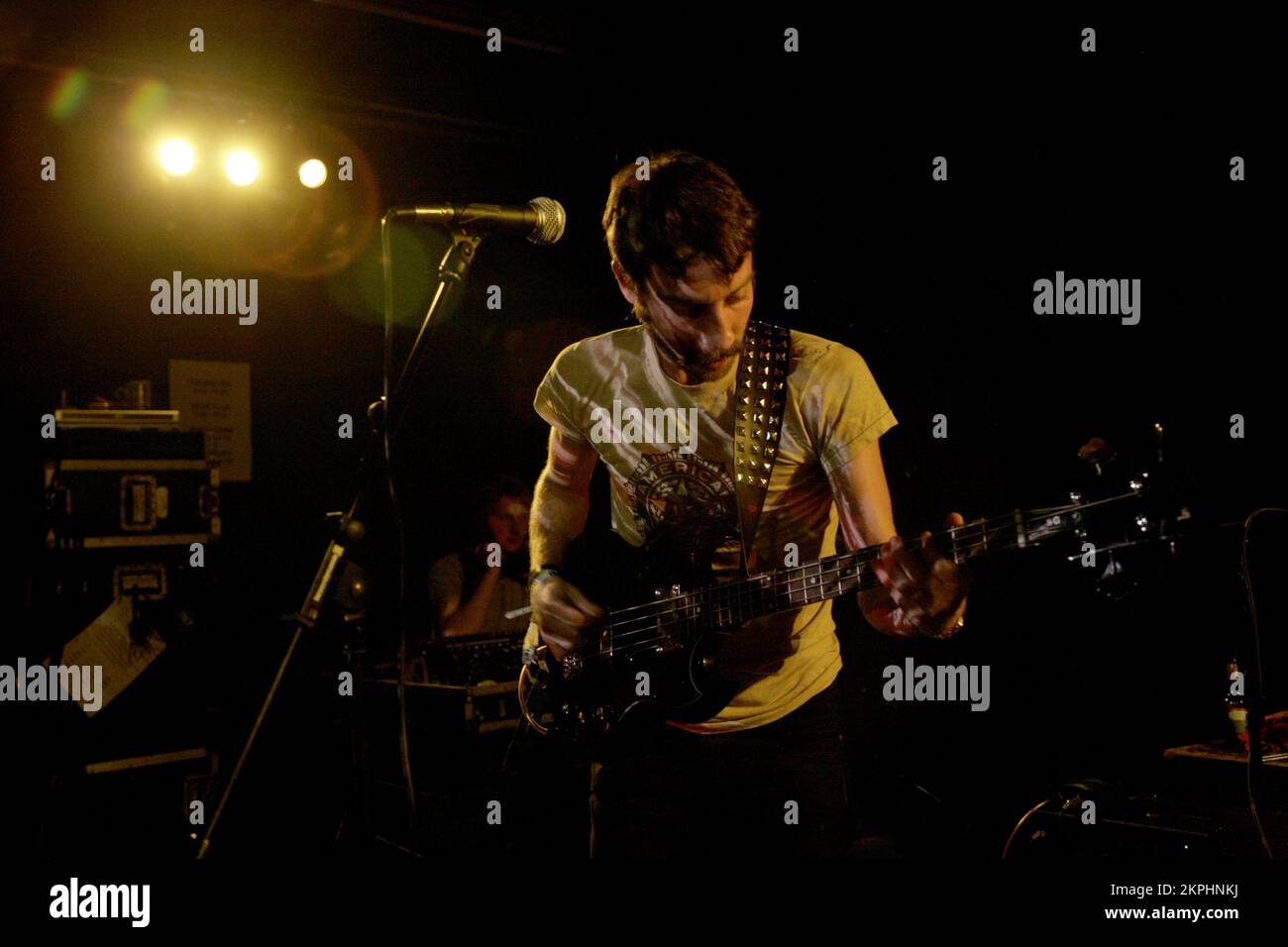 Jared Swilley, chanteur et bassiste du groupe de rock alternatif The Black Lips d'Atlanta, Géorgie, au Clwb IFOR Bach à Cardiff pendant le SWN Festival le 11 novembre 2007. Photographie : ROB WATKINS. INFO : The Black Lips est un groupe de garage rock américain formé en 1999 à Atlanta, en Géorgie. Connus pour leurs performances live sauvages et leurs sons bruts, ils mélangent punk, rock et influences psychédéliques, gagnant un public culte avec des albums comme 'Arabia Mountain' et 'Good Bad Not Evil'. Banque D'Images