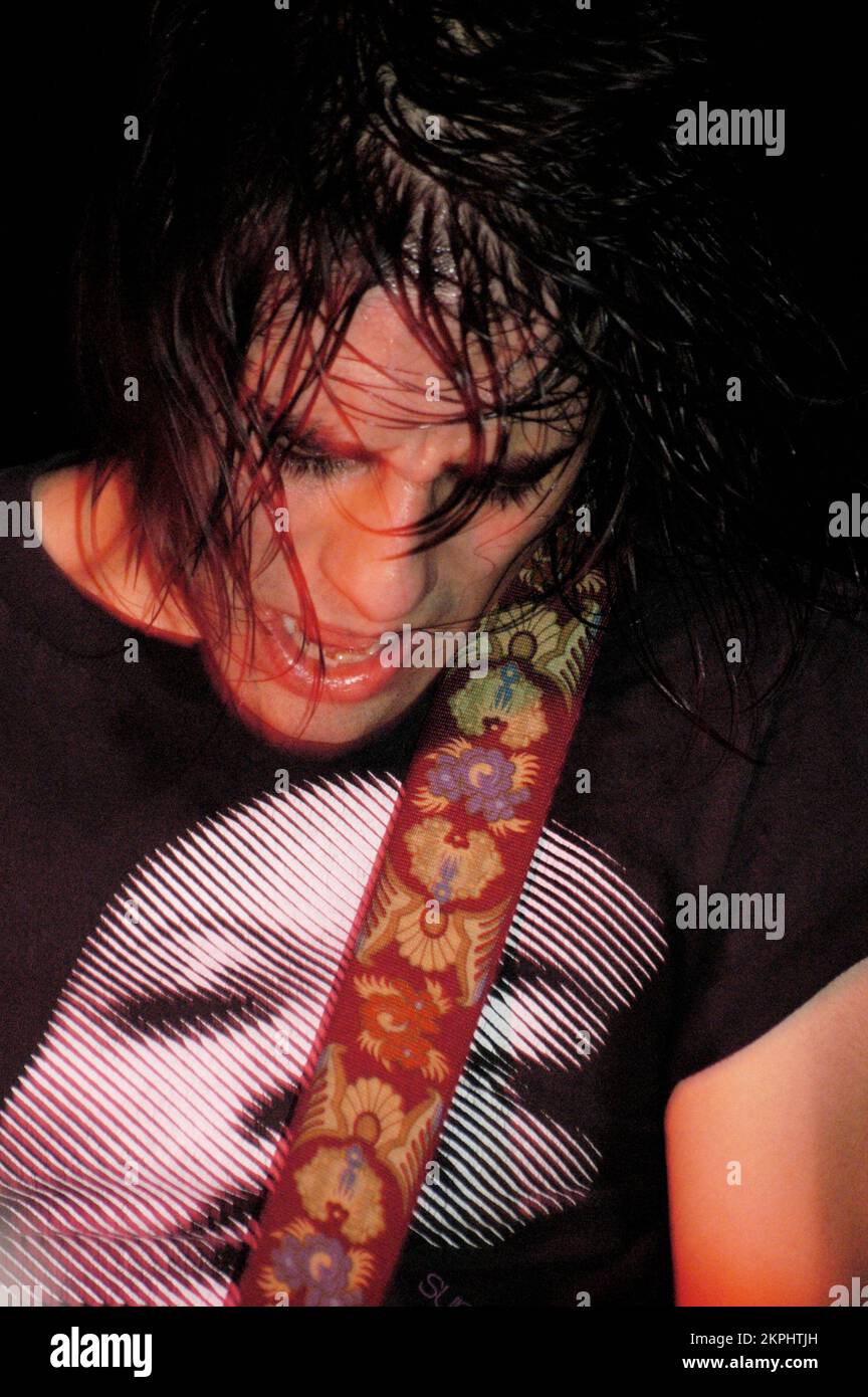 Rikki Mehta du groupe de punk bristish DOGS au Barfly Club de Cardiff, février 3 2005. Photo : ROB WATKINS Banque D'Images