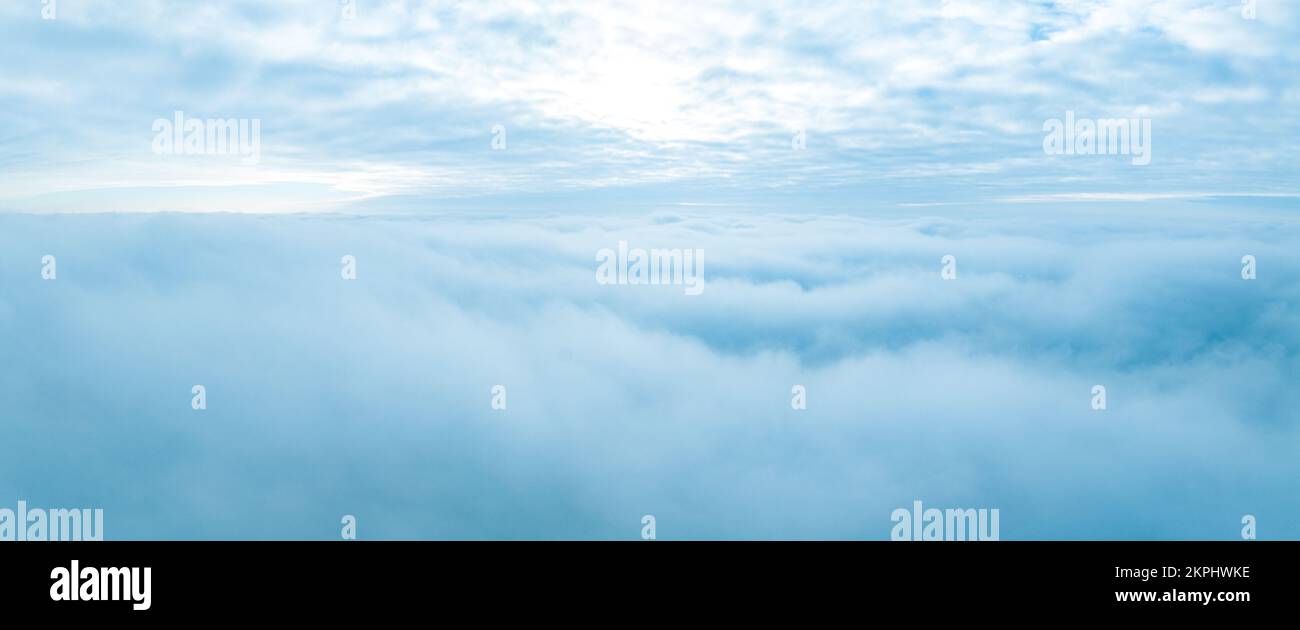 Survoler les nuages orageux. Vue aérienne en gros plan sur le nuage. Banque D'Images