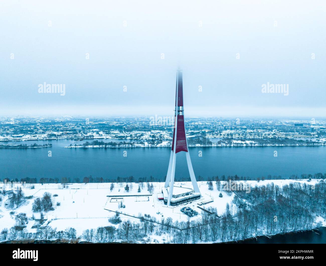 Panorama aérien de la tour de télévision de Riga en hiver et par jour nuageux. Banque D'Images