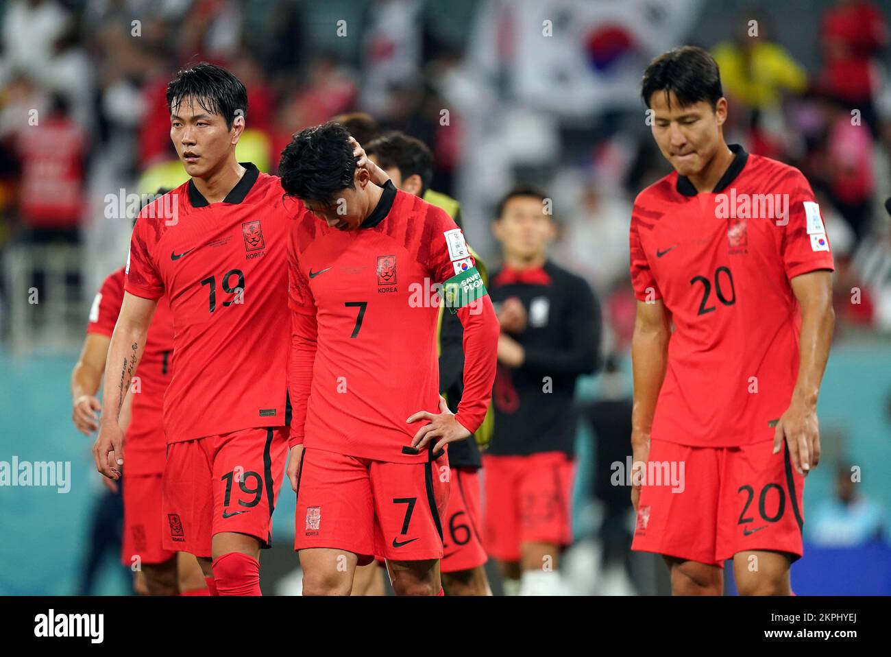 Le son Heung-min de Corée du Sud avec Kim Young-gwon (à gauche) après