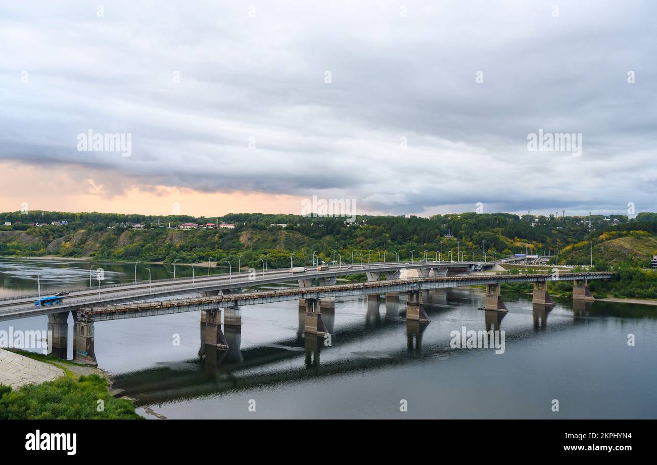 Coucher de soleil sur le pont au-dessus de la rivière Tom à Kemerovo Banque D'Images