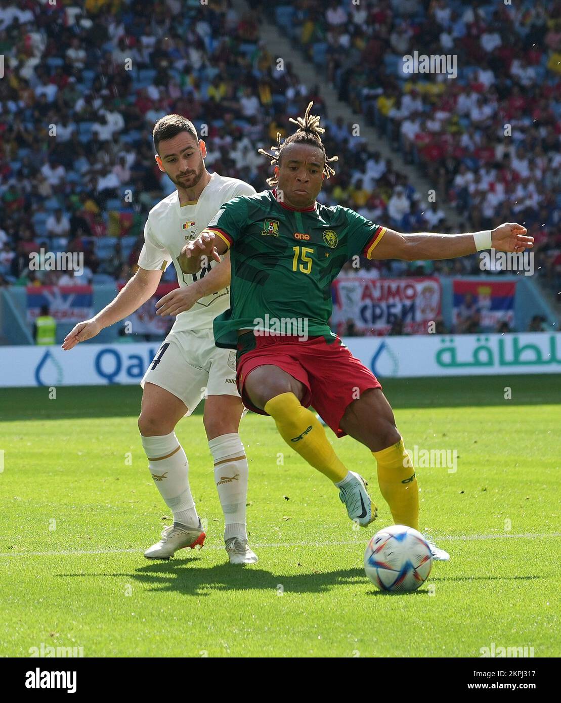 Doha, Qatar. 28th Nov, 2022,11/28/2022, stade Al Janoub, Doha, QAT, Coupe du monde FIFA 2022, Groupe G, Cameroun contre Serbie, sur la photo Andrija Zivkovic, milieu de terrain du Cameroun Pierre Kunde crédit: dpa Picture Alliance/Alay Live News Banque D'Images