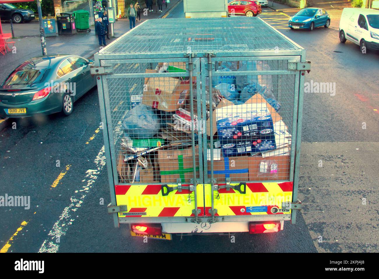 Vue arrière d'une fourgonnette de recyclage ouverte avec articles et sacs pleins à l'intérieur de Glasgow, Écosse, Royaume-Uni Banque D'Images