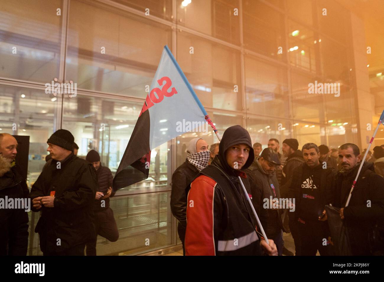 Paris, France. 28th novembre 2022. Les travailleurs de la RATP ont manifesté le lundi 28 novembre 2022 à la Maison de la RATP à Paris, pour l'arrivée de Jean Castex en tant que président de la société. Ils exigeaient un bonus net de 300 euros pour chaque travailleur, soit un total de 25 millions d'euros pour la société de services de mobilité. La musique, les slogans, les pétards et les bombes à fumée ont été la manifestation de leur colère contre « le manque de réponse de la RATP » pendant plus de 6 semaines de grève. Photo de Pauline Gauer/ABACAPRESS.COM crédit: Abaca Press/Alay Live News Banque D'Images