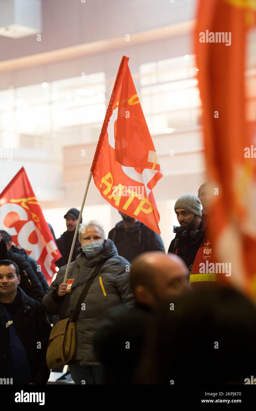 Paris, France. 28th novembre 2022. Les travailleurs de la RATP ont manifesté le lundi 28 novembre 2022 à la Maison de la RATP à Paris, pour l'arrivée de Jean Castex en tant que président de la société. Ils exigeaient un bonus net de 300 euros pour chaque travailleur, soit un total de 25 millions d'euros pour la société de services de mobilité. La musique, les slogans, les pétards et les bombes à fumée ont été la manifestation de leur colère contre « le manque de réponse de la RATP » pendant plus de 6 semaines de grève. Photo de Pauline Gauer/ABACAPRESS.COM crédit: Abaca Press/Alay Live News Banque D'Images