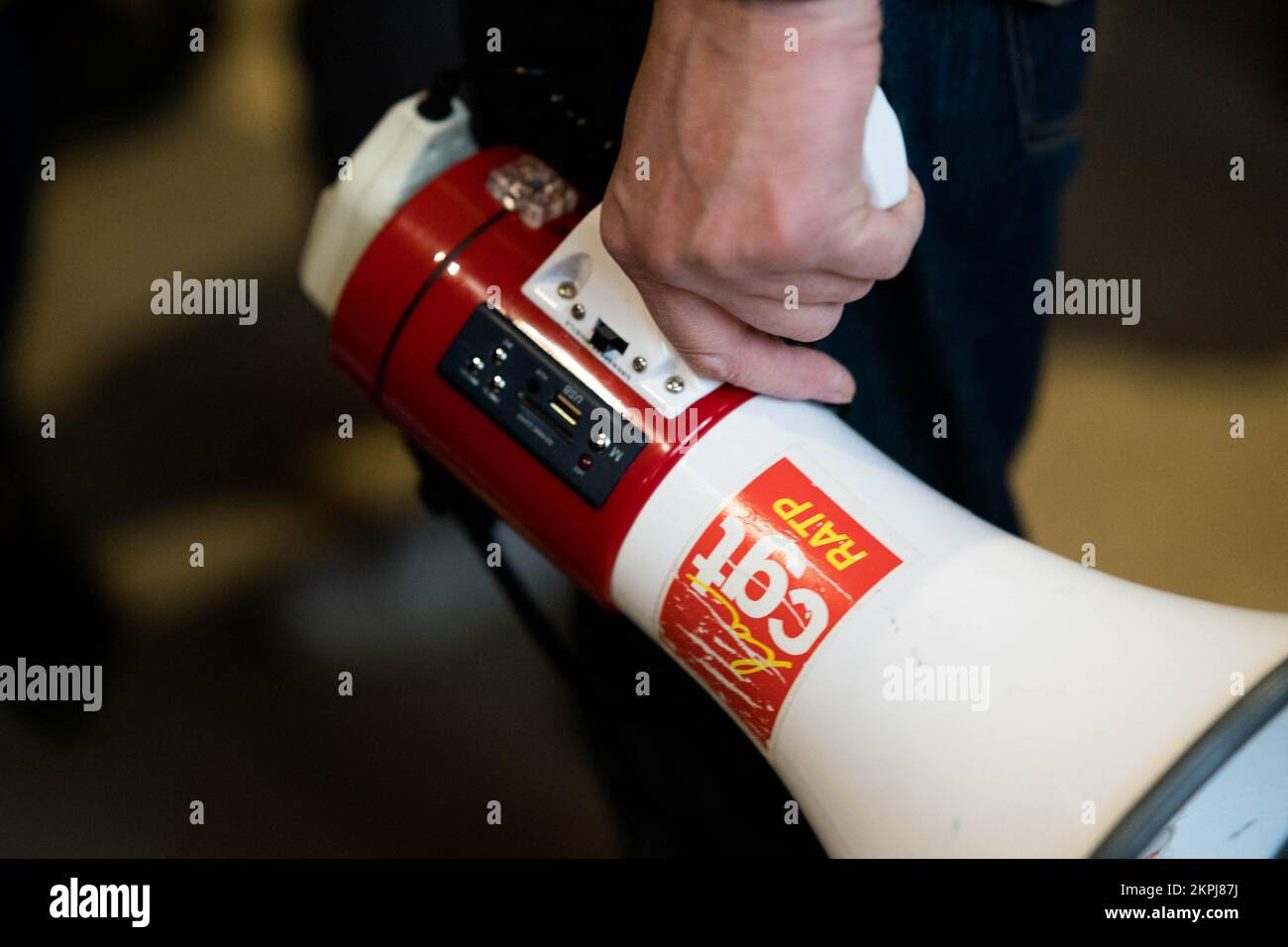 Paris, France. 28th novembre 2022. Les travailleurs de la RATP ont manifesté le lundi 28 novembre 2022 à la Maison de la RATP à Paris, pour l'arrivée de Jean Castex en tant que président de la société. Ils exigeaient un bonus net de 300 euros pour chaque travailleur, soit un total de 25 millions d'euros pour la société de services de mobilité. La musique, les slogans, les pétards et les bombes à fumée ont été la manifestation de leur colère contre « le manque de réponse de la RATP » pendant plus de 6 semaines de grève. Photo de Pauline Gauer/ABACAPRESS.COM crédit: Abaca Press/Alay Live News Banque D'Images