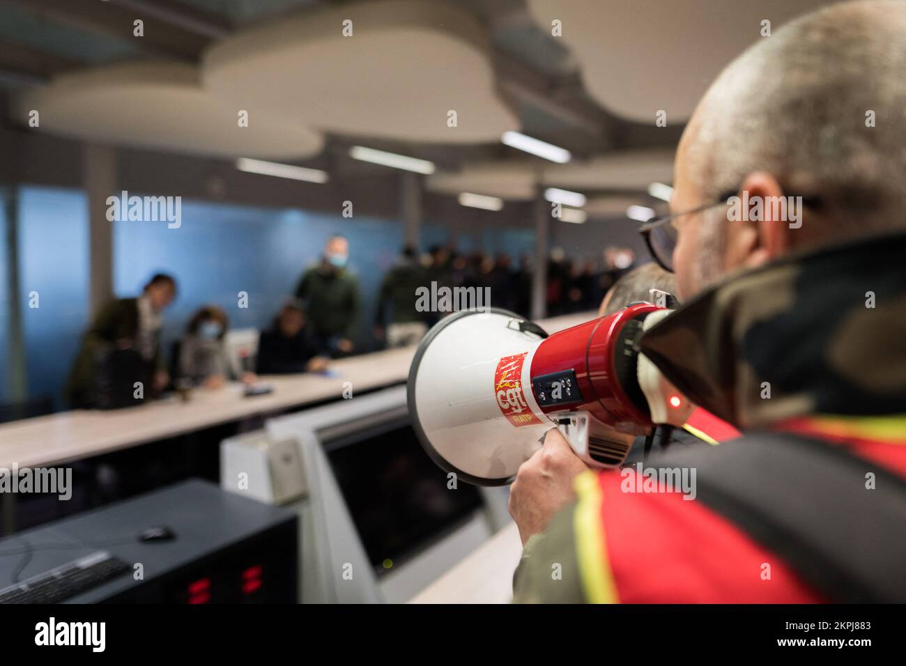 Paris, France. 28th novembre 2022. Les travailleurs de la RATP ont manifesté le lundi 28 novembre 2022 à la Maison de la RATP à Paris, pour l'arrivée de Jean Castex en tant que président de la société. Ils exigeaient un bonus net de 300 euros pour chaque travailleur, soit un total de 25 millions d'euros pour la société de services de mobilité. La musique, les slogans, les pétards et les bombes à fumée ont été la manifestation de leur colère contre « le manque de réponse de la RATP » pendant plus de 6 semaines de grève. Photo de Pauline Gauer/ABACAPRESS.COM crédit: Abaca Press/Alay Live News Banque D'Images