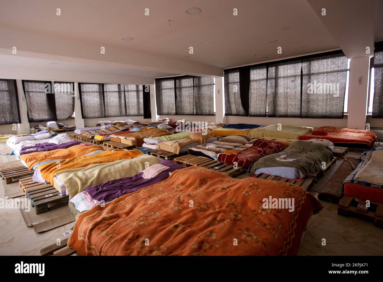 MUKACHEVO, UKRAINE - 22 NOVEMBRE 2022 - des lits de fortune sont vus dans une pièce où les personnes déplacées à l'intérieur de leur propre pays vivaient chez le volontaire Venetsiia Banque D'Images