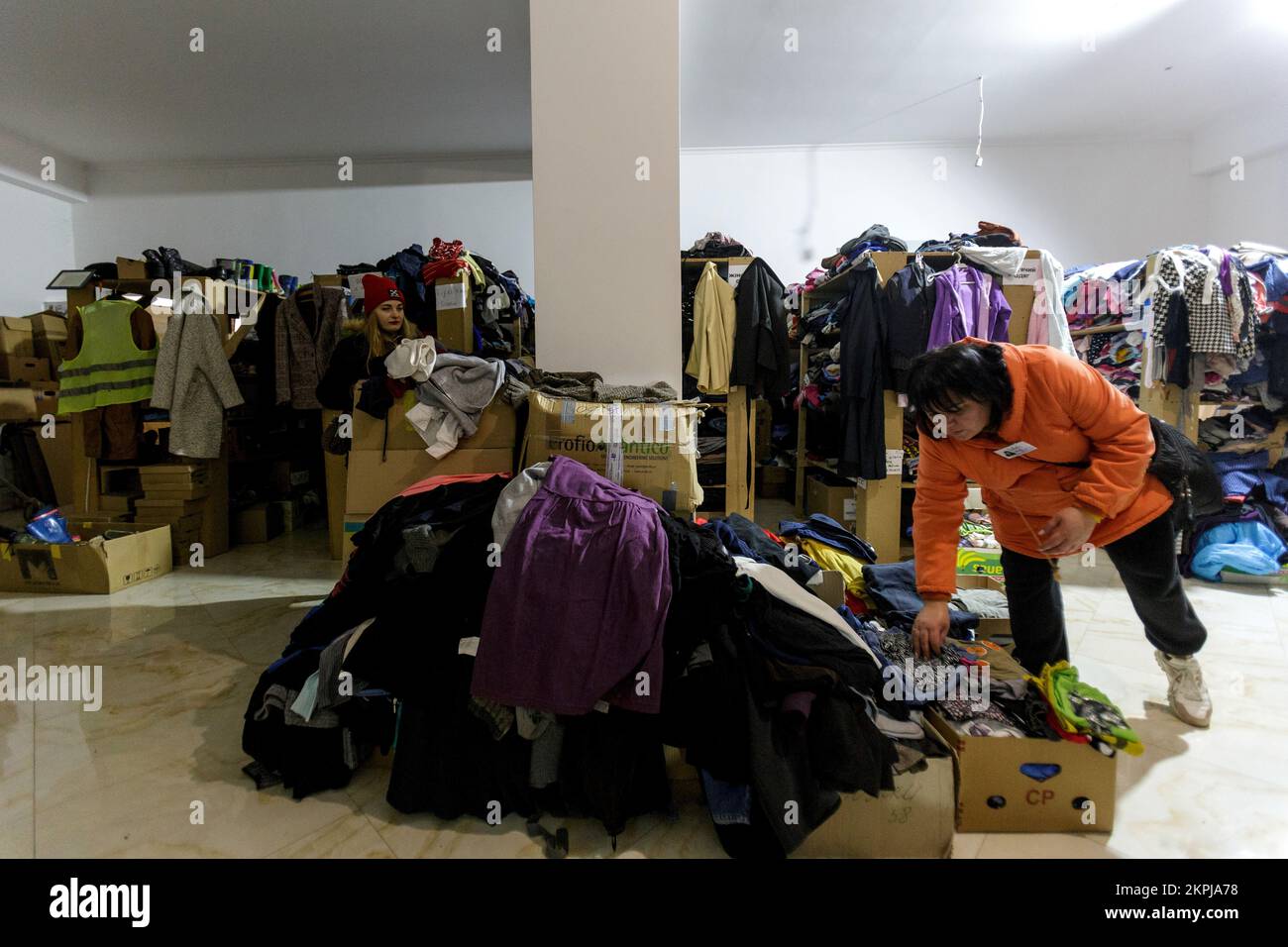 MUKACHEVO, UKRAINE - 22 NOVEMBRE 2022 - Un volontaire trie des vêtements dans un entrepôt du centre de volontaires Venetsiia, Mukachevo, région de Zakarpattia, weste Banque D'Images
