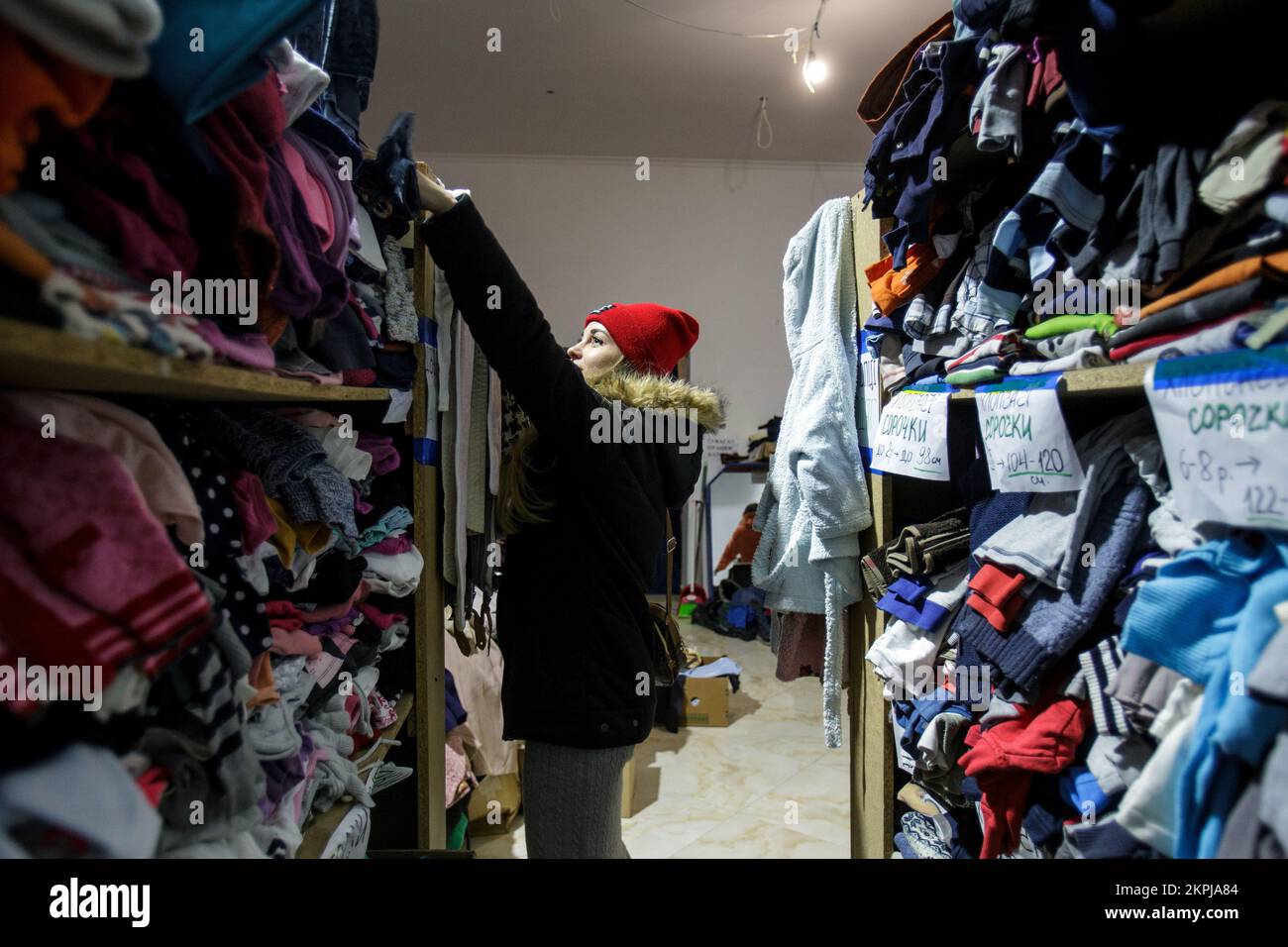 MUKATCHEVO, UKRAINE - 22 NOVEMBRE 2022 - volontaire Olha Kolcheva trie des vêtements dans un entrepôt du centre de volontaires Venetsiia, Mukatchevo, Zakarpattia R. Banque D'Images