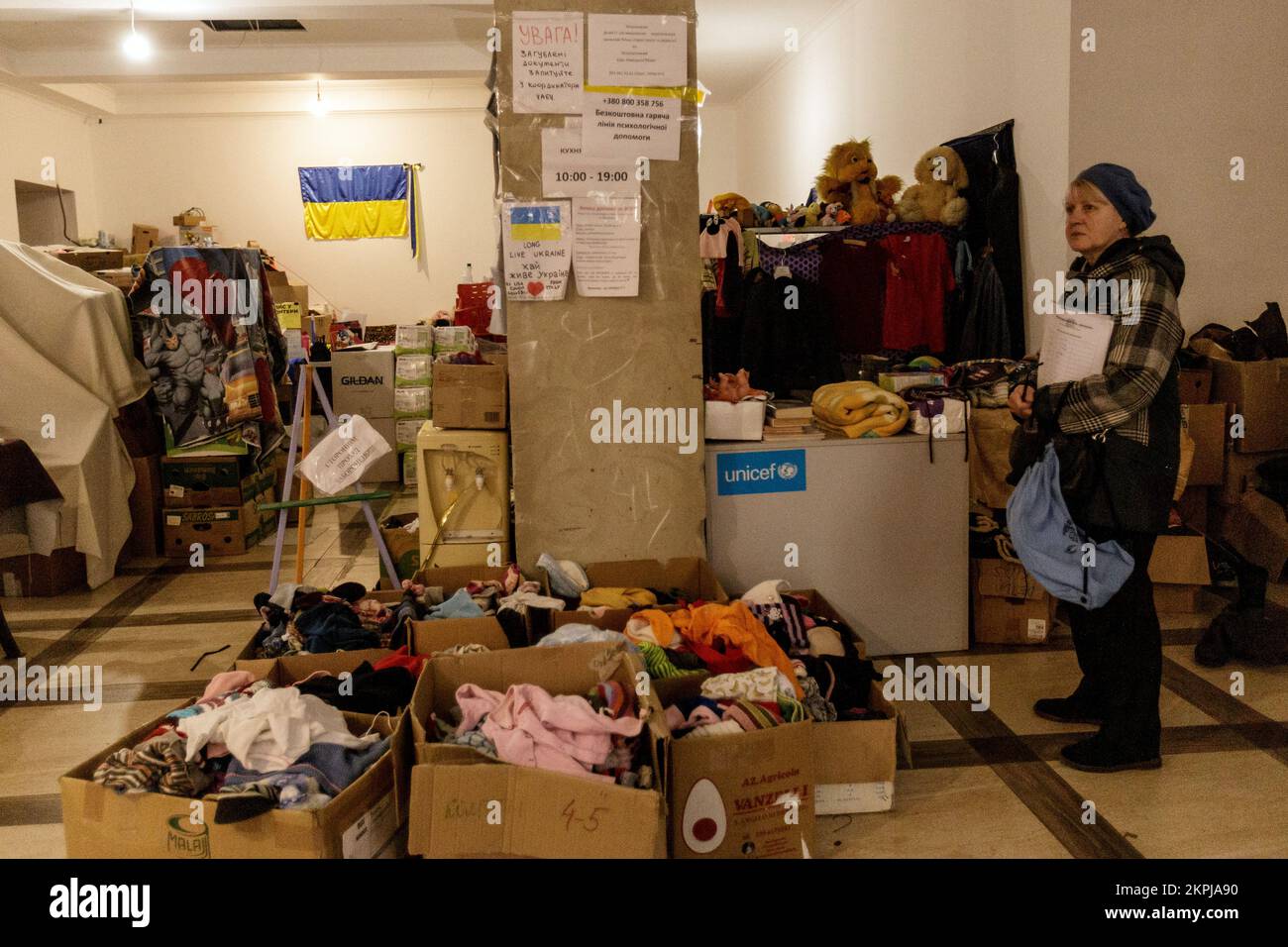 MUKATCHEVO, UKRAINE - 22 NOVEMBRE 2022 - Une femme ramasse les articles nécessaires au centre de volontaires Venetsiia, Mukatchevo, région de Zakarpattia, ouest de l'Ukraine Banque D'Images