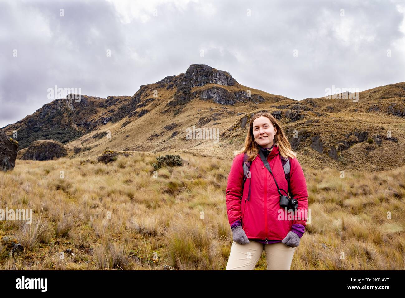 Photo d'une heureuse femme randonneur regardant la caméra dans le parc national de cajas dans les hauts plateaux de l'Equateur, Cuenca, Andes tropicales. Banque D'Images