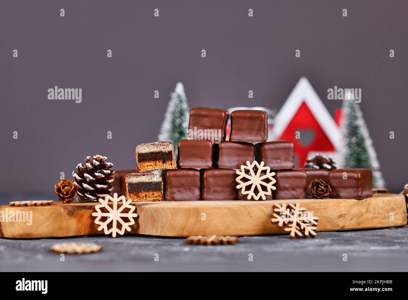 Bonbons traditionnels allemands appelés « Dominosine ».Bonbons de Noël composés de pain d'épice, de gelée et de couches de massepain recouvertes de glaçage au chocolat Banque D'Images