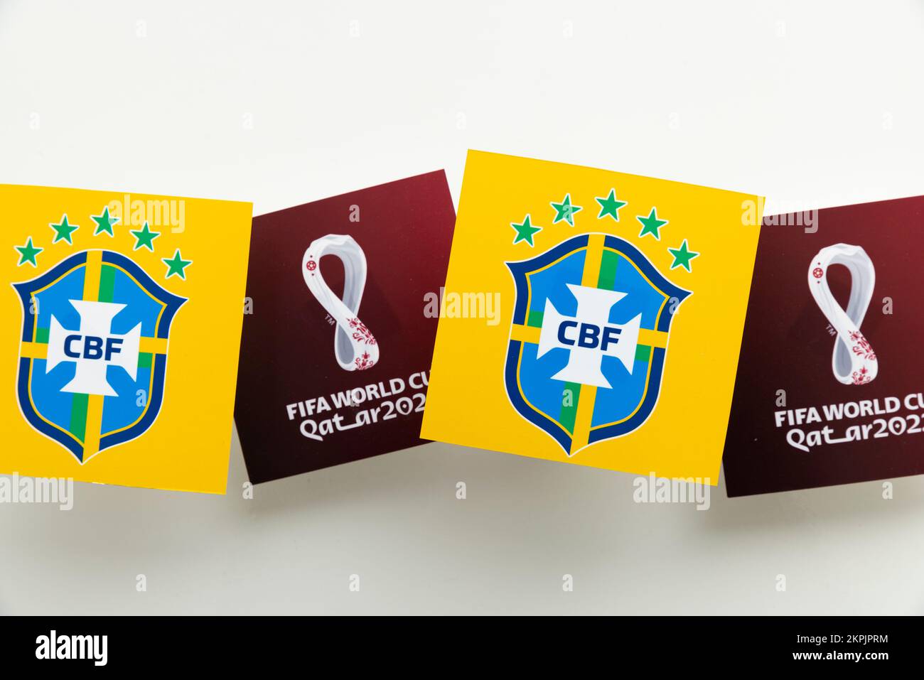 LONDRES, Royaume-Uni - décembre 2022 : logo de l'équipe nationale de football du Brésil avec logo de la coupe du monde du Qatar Banque D'Images