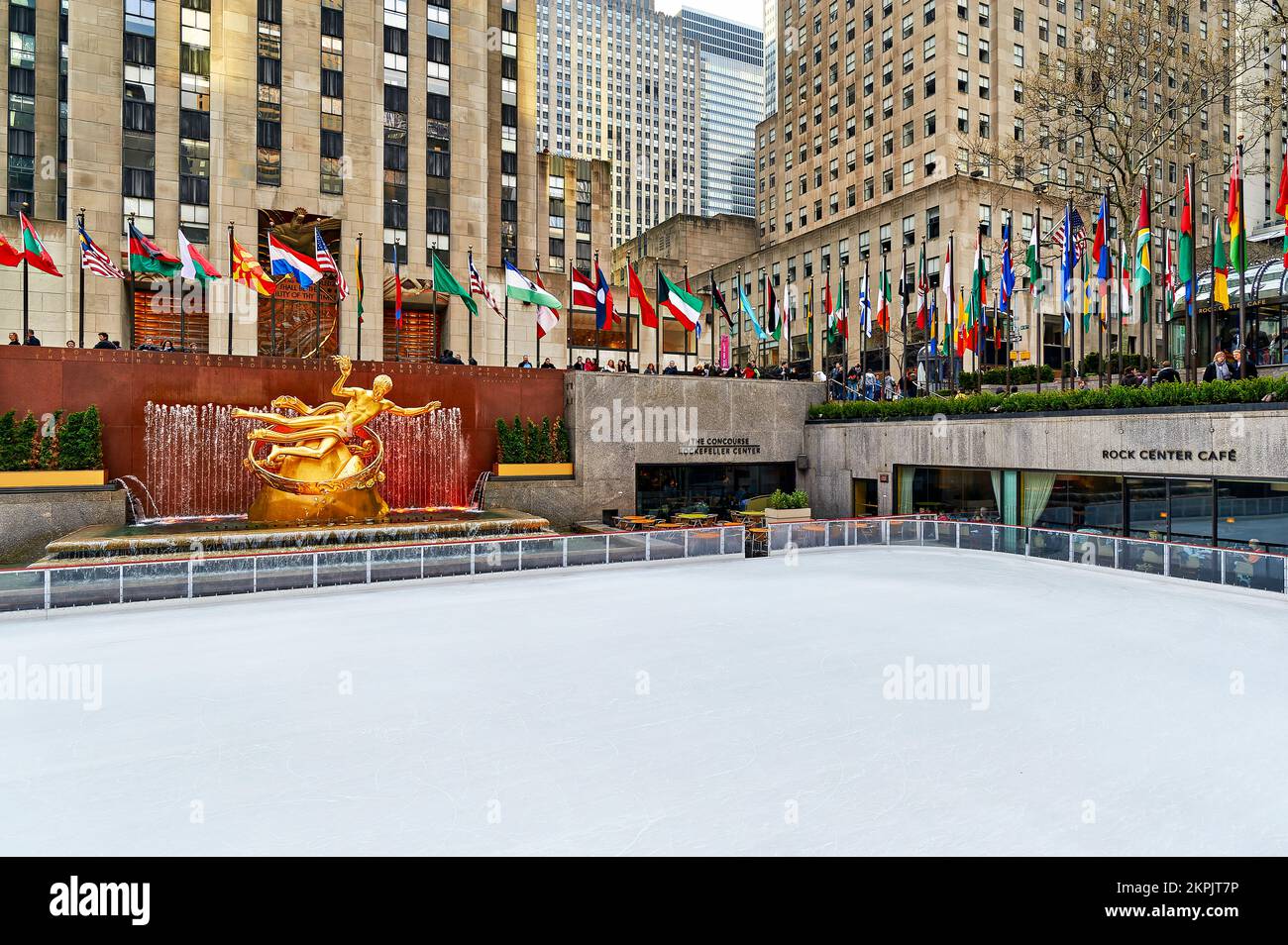 New York. Manhattan. États-Unis. Le Rockfeller Center. Patinoire. Banque D'Images