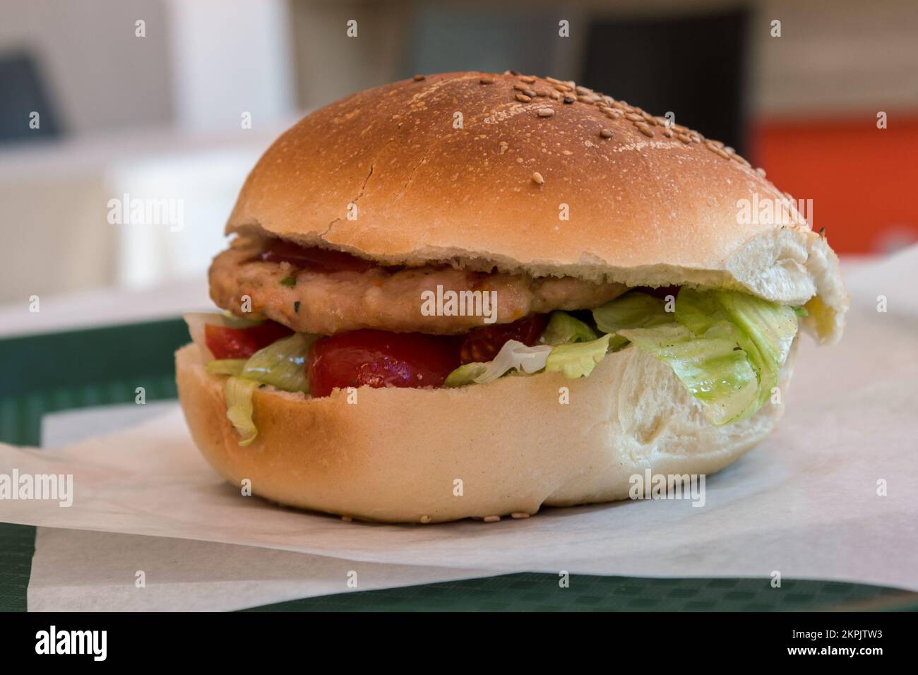 Hamburger chaud naturel sur une table. Banque D'Images