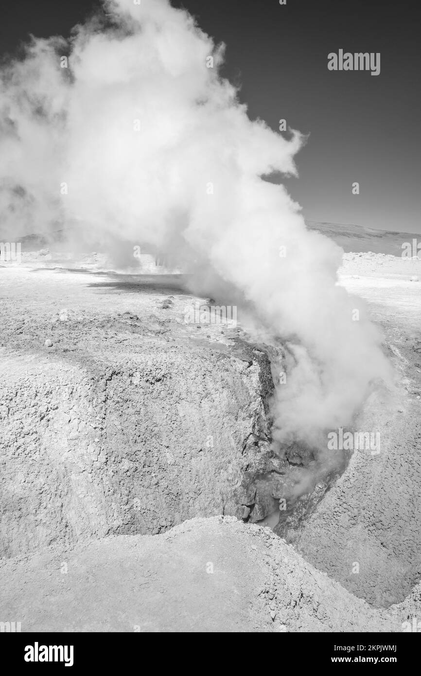 Colonne de vapeur d'un geyser dans la zone géothermique du sol de Mañana (soleil du matin) dans la réserve nationale Eduardo Avaroa, Bolivie Banque D'Images