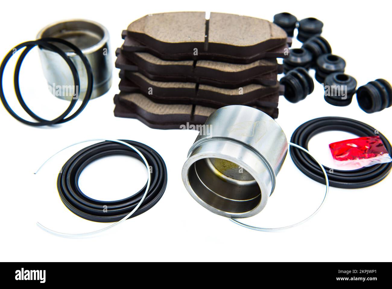 Pièces de rechange automobiles du système de plaquettes de frein à disque, piston d'étrier de frein à disque, kit de réparation de frein à disque isolé sur fond blanc, service d'entretien de voiture Banque D'Images