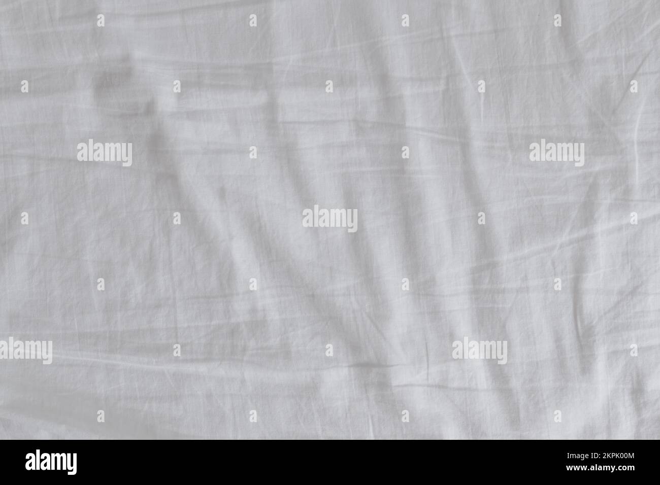 Draps blancs froissés dans la chambre comme arrière-plan, vue de dessus Banque D'Images