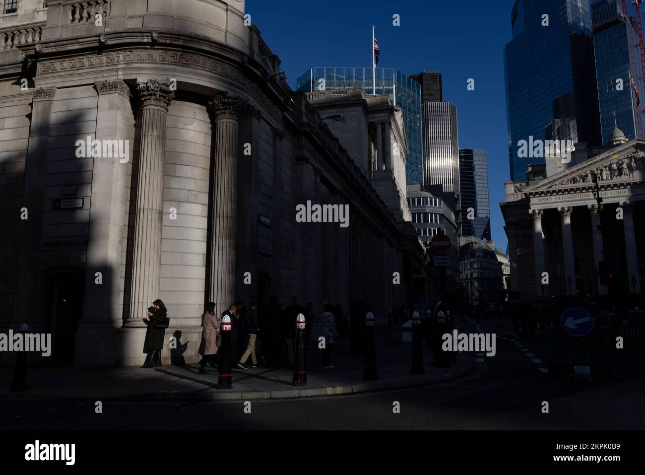 L'après-midi, les employés de la ville s'estompent à l'extérieur de la Banque d'Angleterre, à l'angle de la gare de la banque, tandis que la ville traverse le métier à tisser financier, au Royaume-Uni Banque D'Images