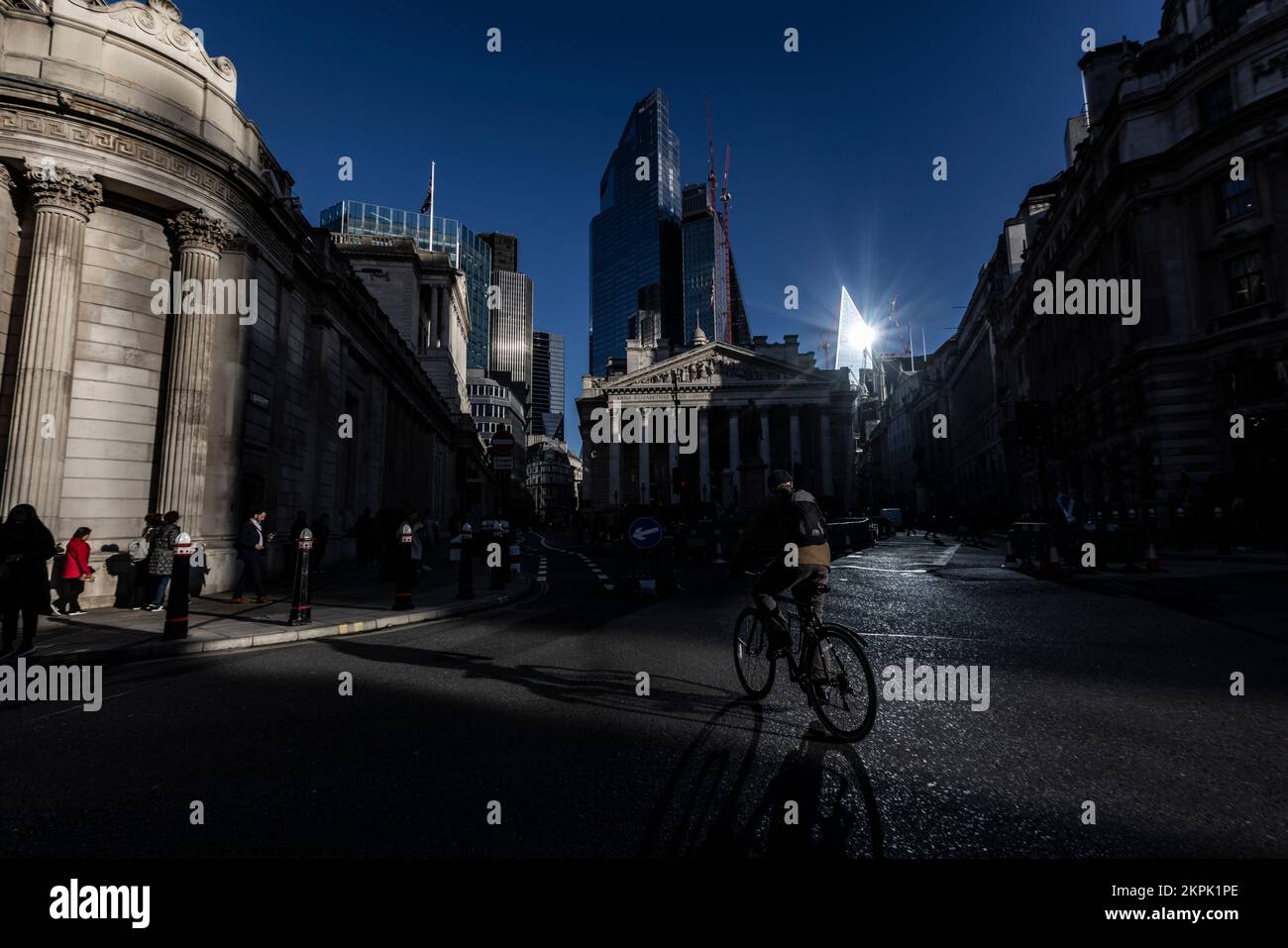 L'après-midi, les employés de la ville s'estompent à l'extérieur de la Banque d'Angleterre, à l'angle de la gare de la banque, tandis que la ville traverse le métier à tisser financier, au Royaume-Uni Banque D'Images