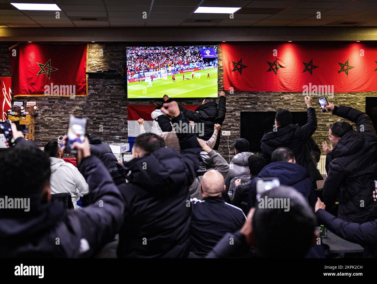 LA HAYE - les fans marocains de football regardent le match contre la ...