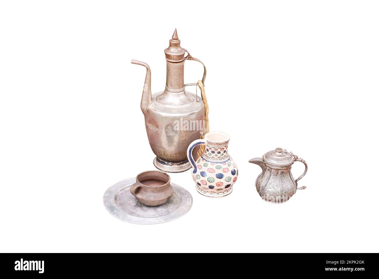 Cérémonie du thé aux Tatars de Crimée, table avec théière, tasses et nourriture sur tapis rouges, isolée sur fond blanc Banque D'Images