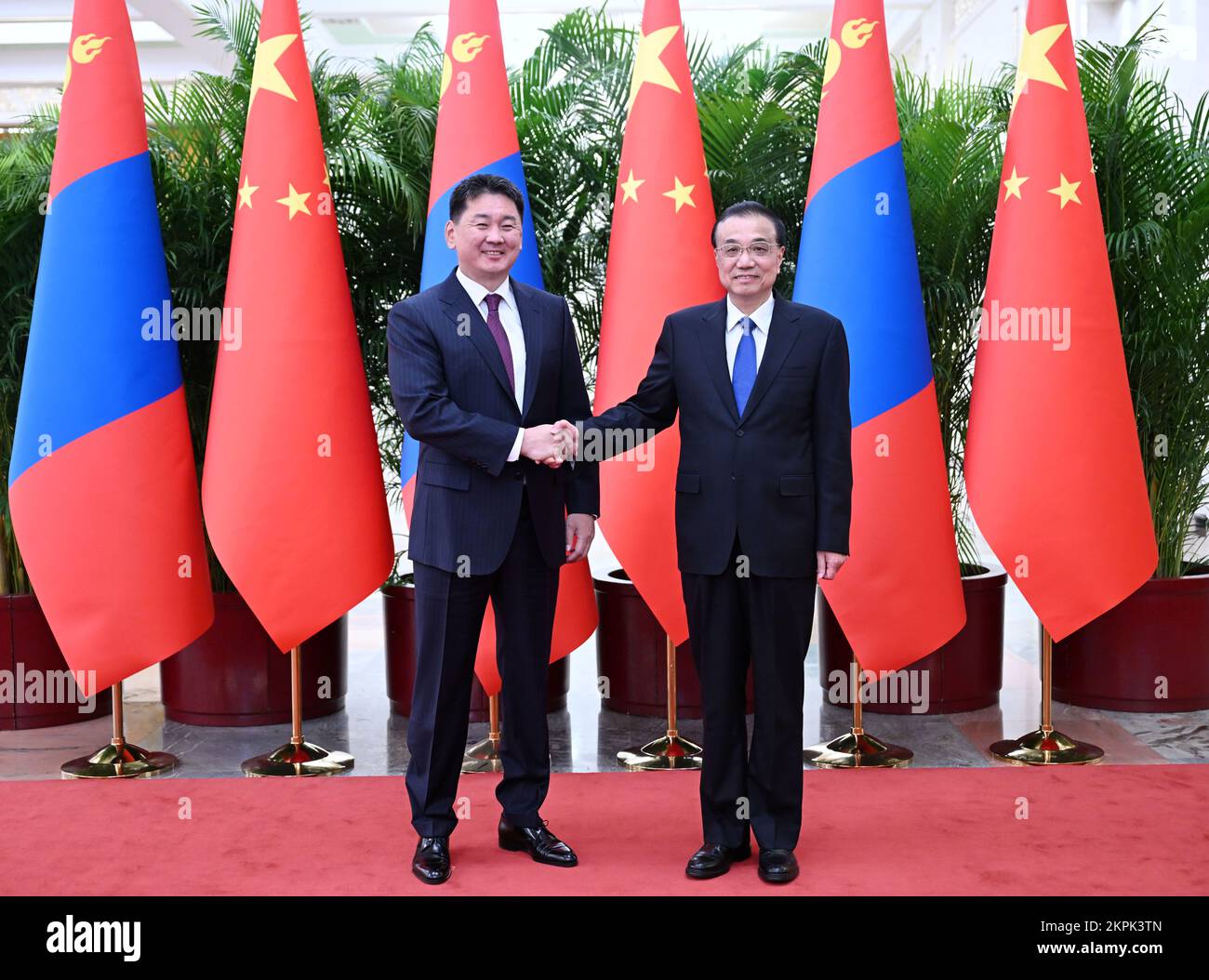 Pékin, Chine. 28th novembre 2022. Le premier ministre chinois Li Keqiang rencontre le président mongol en visite, Ukhnaagiin Khurelsukh, au Grand Hall du peuple de Beijing, capitale de la Chine, le 28 novembre 2022. Credit: Zhang Ling/Xinhua/Alay Live News Banque D'Images