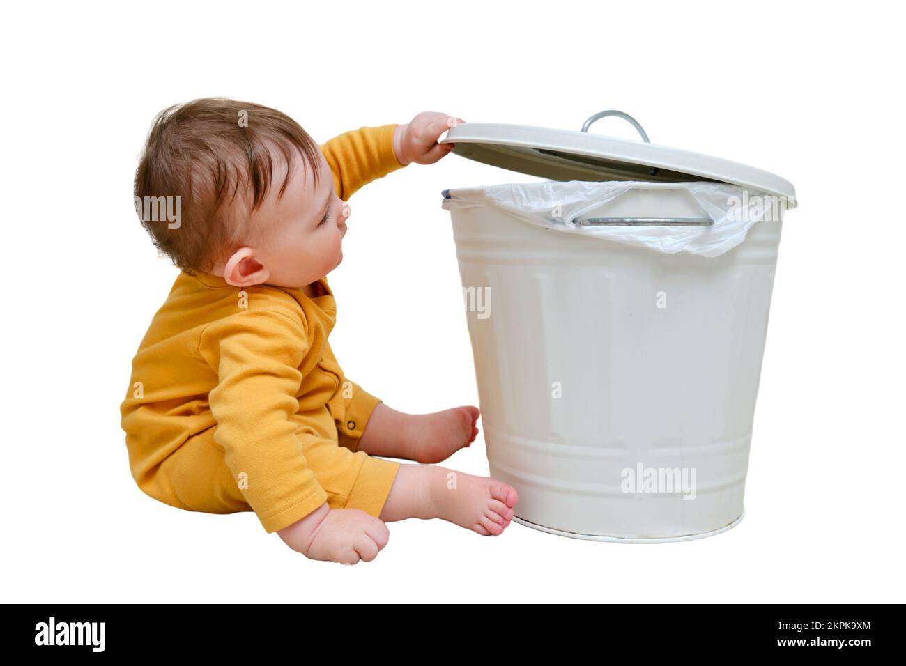 Bébé garçon ouvre une poubelle avec des déchets ménagers, isolée sur un  fond blanc. Problèmes de sécurité des enfants dans la chambre d'accueil,  petit enfant Photo Stock - Alamy