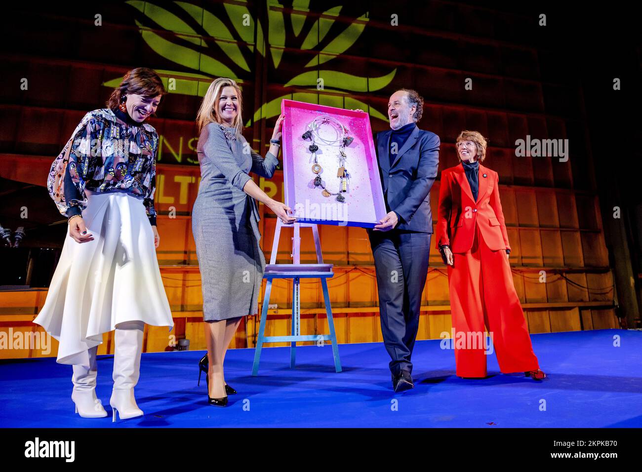 Amsterdam, pays-Bas. 28th novembre 2022. AMSTERDAM - Reine Maxima lors de la remise du Prix du Prince Bernhard Cultuurfonds 2022 au musée DU DÉTROIT d'Amsterdam au directeur Ronald Leopold (2nd r) de la maison d'Anne Frank. La fondation reçoit le prix de l'oeuvre pendant des années pour attirer l'attention sur les idées d'Anne Frank d'une manière créative et inspirante. ANP ROBIN VAN LONKHUIJSEN pays-bas Out - belgique Out Credit: ANP/Alay Live News Banque D'Images