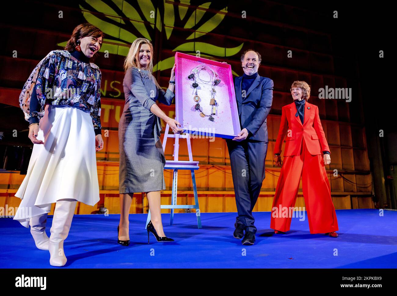 Amsterdam, pays-Bas. 28th novembre 2022. AMSTERDAM - Reine Maxima lors de la remise du Prix du Prince Bernhard Cultuurfonds 2022 au musée DU DÉTROIT d'Amsterdam au directeur Ronald Leopold (2nd r) de la maison d'Anne Frank. La fondation reçoit le prix de l'oeuvre pendant des années pour attirer l'attention sur les idées d'Anne Frank d'une manière créative et inspirante. ANP ROBIN VAN LONKHUIJSEN pays-bas Out - belgique Out Credit: ANP/Alay Live News Banque D'Images