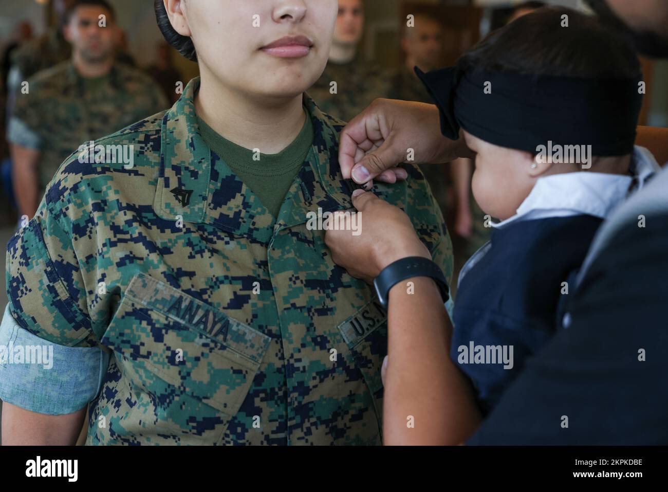 ÉTATS-UNIS Isabelle M. Anaya, Sgt du corps maritime, obtient son prochain rang épinglé par son mari, Alberto Berroteran et sa fille, Delilah, lors de sa cérémonie de promotion tenue à traditions, Marine corps recent Depot Parris Island, Caroline du Sud, 1 novembre 2022. Anaya, originaire de Dumas, au Texas, a été publiquement reconnue pour s'être révélée digne du prochain rang enrôlé aux États-Unis Corps de marine. Banque D'Images