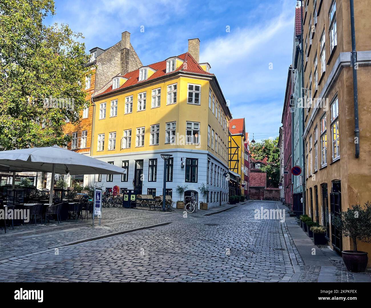 Vide rue pavée dans le centre-ville, Copenhague, Zélande, Danemark Banque D'Images