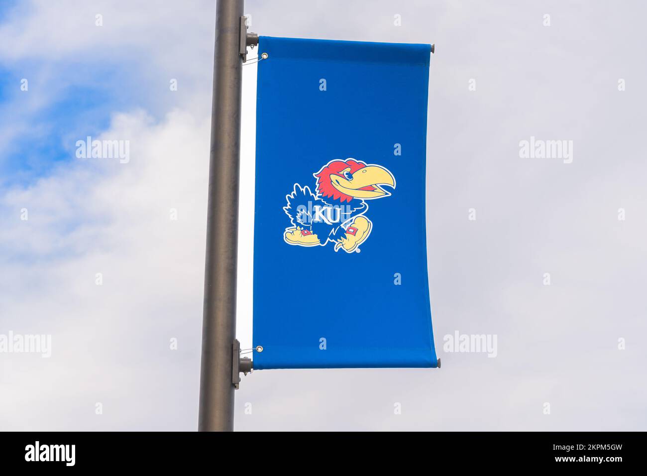 LAWRENCE, KS, USA - 2 NOVEMBRE 2022 : drapeau étudiant et devise sur le campus de l'Université du Kansas. Banque D'Images