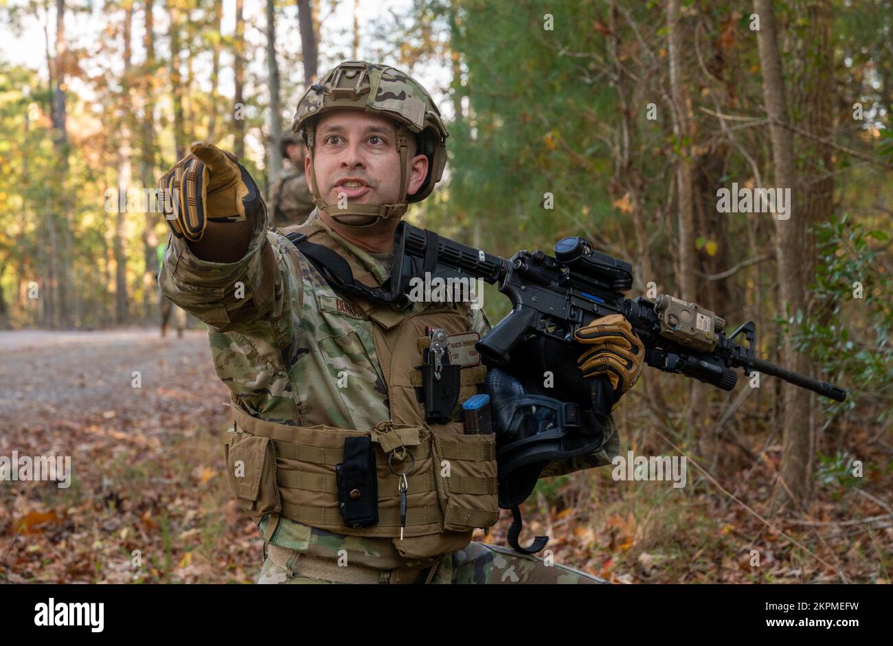 BASE COMMUNE LANGLEY-EUSTIS, VIRGINIE – ÉTATS-UNIS Tech. De la Force aérienne Le Sgt Marcus Bernard, sergent de vol du 633d Escadron des forces de sécurité, donne des directives à son équipe en patrouille au cours d'un exercice à la base interarmées Langley-Eustis (Virginie), le 1 novembre 2022. En tant que sergent de vol, il est essentiel de donner des indications claires pour assurer la cohésion et la sécurité de l'équipe. Banque D'Images