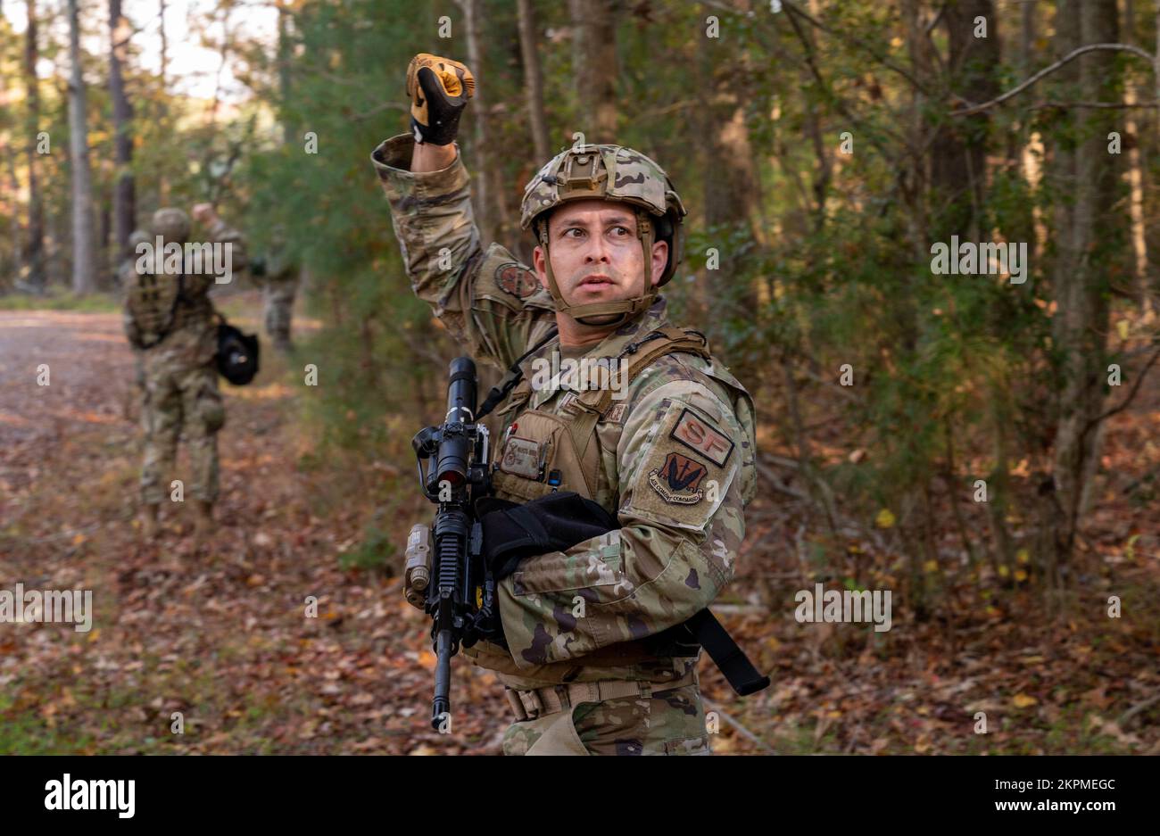 BASE COMMUNE LANGLEY-EUSTIS, VIRGINIE – ÉTATS-UNIS Tech. De la Force aérienne Le Sgt Marcus Bernard, sergent de vol du 633d escadron des forces de sécurité, signale à son équipe de s'arrêter pendant une patrouille lors d'un exercice sur le terrain à la base interarmées Langley-Eustis (Virginie), le 1 novembre 2022. Lorsque le chef de patrouille remarque tout ce qui est suspect, il transmet le signal de la main pour avertir tout le monde de s'arrêter et de rester silencieux. Banque D'Images