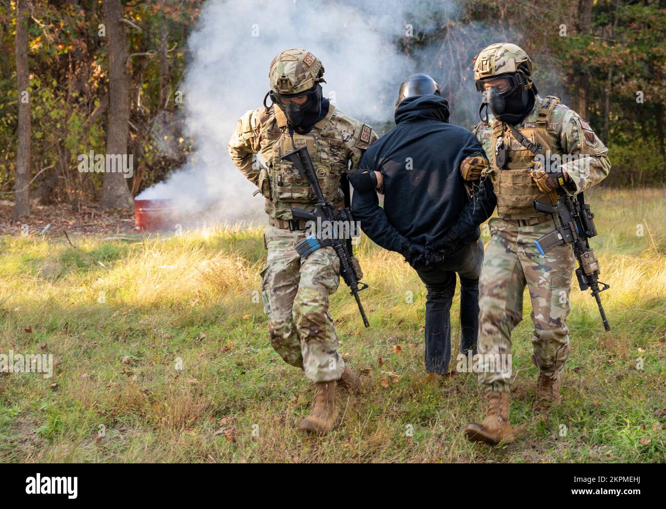 BASE COMMUNE LANGLEY-EUSTIS, VIRGINIE – ÉTATS-UNIS Airman Tyler Zimbro, chef de la force de réaction (à gauche) et Tech. Le Sgt Marcus Bernard, sergent de vol, tous deux au 633d e Escadron des forces de sécurité, a détenir un assaillant pendant l'exercice sur le terrain de la SF à la base interarmées Langley-Eustis, en Virginie, le 1 novembre 2022. Cet exercice a permis aux défenseurs de pratiquer des procédures de détention appropriées tout en assurant la sécurité de chacun. Banque D'Images