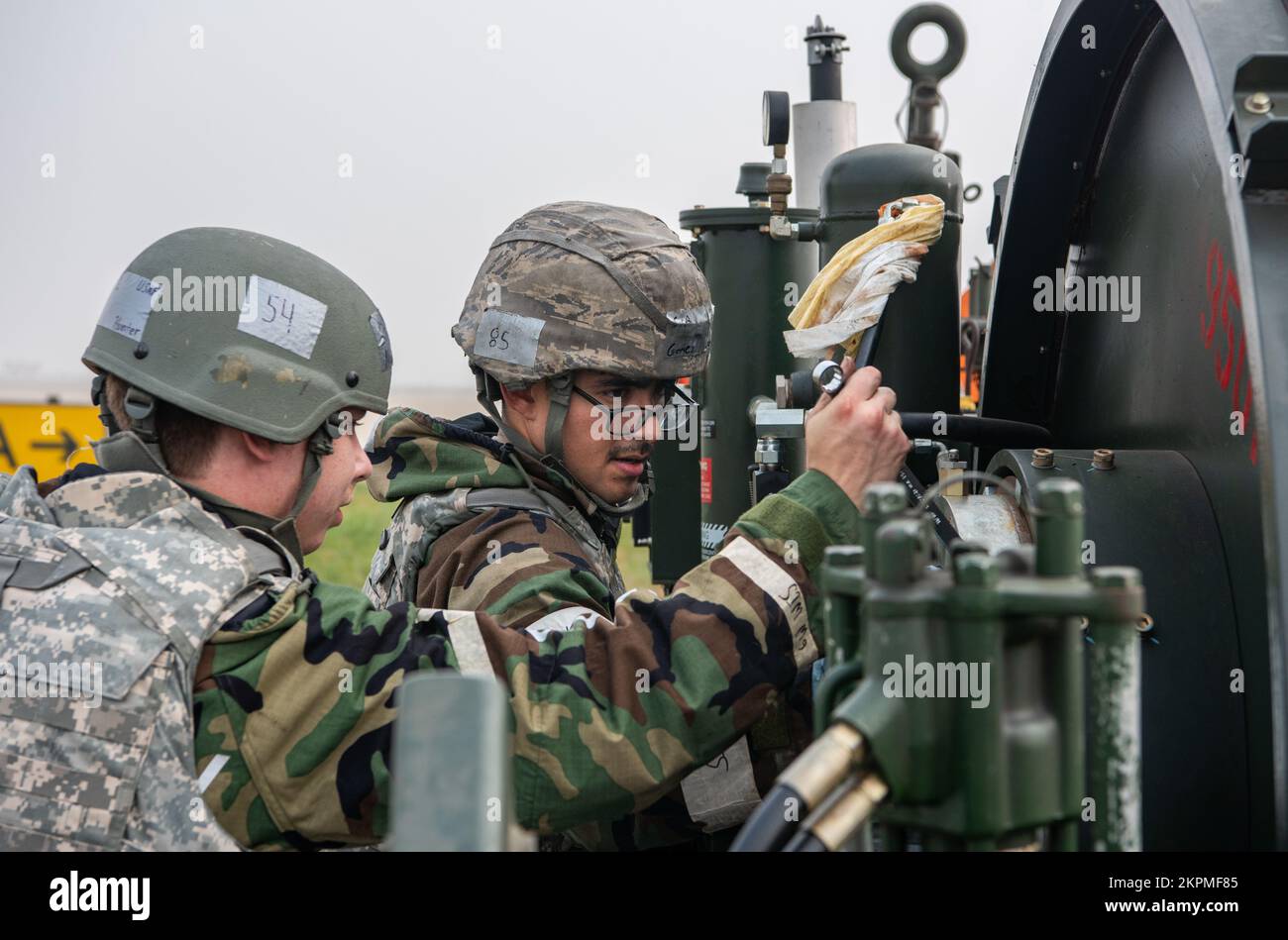 ÉTATS-UNIS Airman Oscar Gomez et Airman 1st classe Hunter Naylor, mécanicien de bord du 51st Escadron de génie civil, serrer les boulons lors de l'assemblage du système d'arrêt d'aéronef mobile pendant la tempête vigilante 23 à la base aérienne d'Osan, République de Corée, le 1 novembre 2022. VS23 est une formation replanifiée annuelle récurrente qui évalue la capacité des aviateurs d’accomplir leurs tâches dans un environnement d’urgence simulé. Banque D'Images