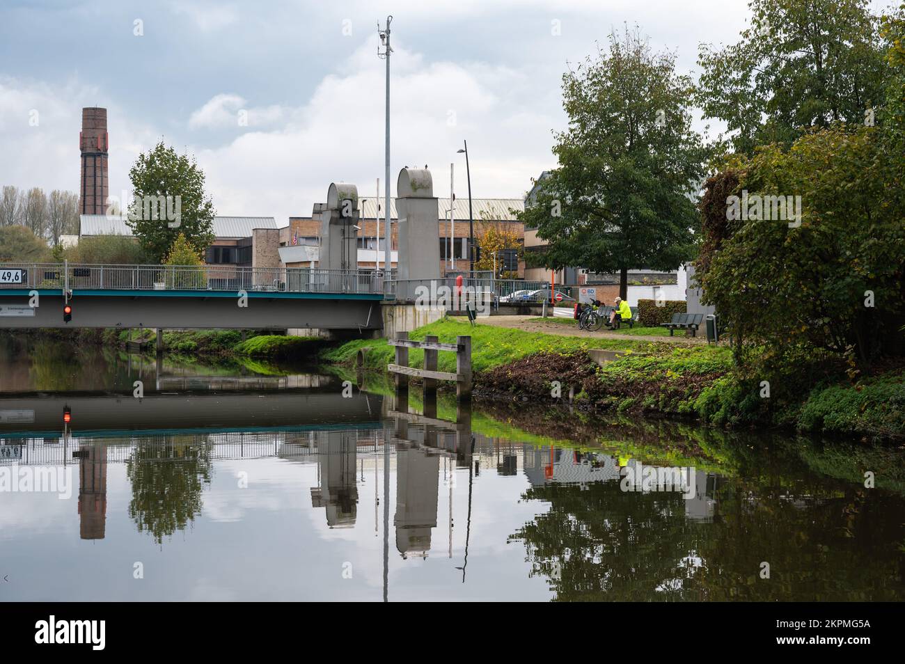 Erembodegem, région flamande de l'est, Belgique, 11 04 2022 - site industriel et pont se reflétant dans l'eau de la rivière Dender Banque D'Images