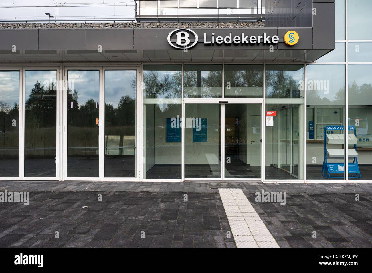 Liedekerke, région flamande de l'est, Belgique, 11 04 2022 - façade et entrée de la gare Banque D'Images