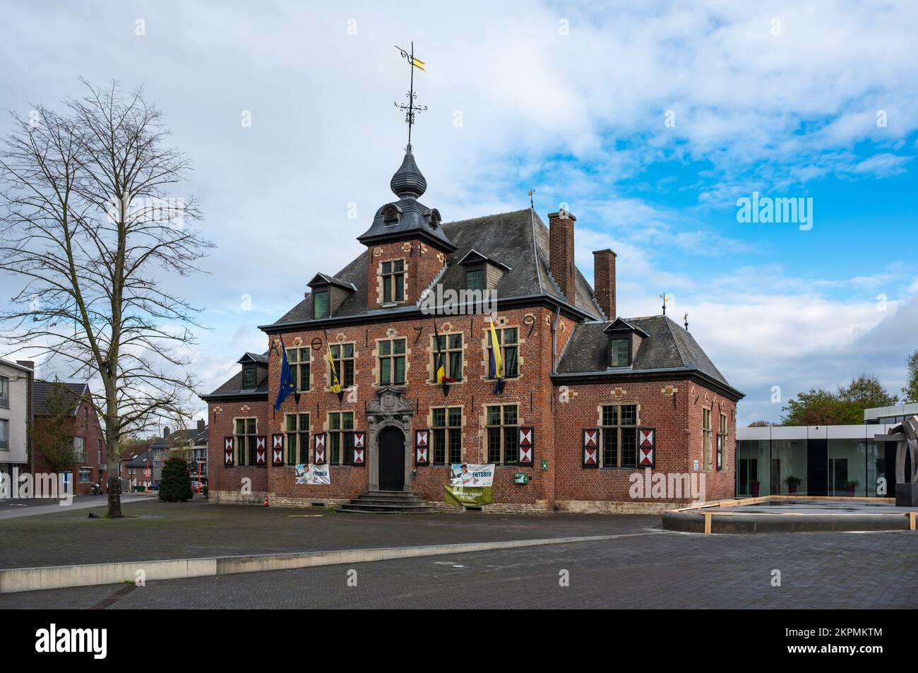 Ternat, région du Brabant flamand, Belgique, 11 04 2022 - façade en pierre de brique et place de l'hôtel de ville Banque D'Images