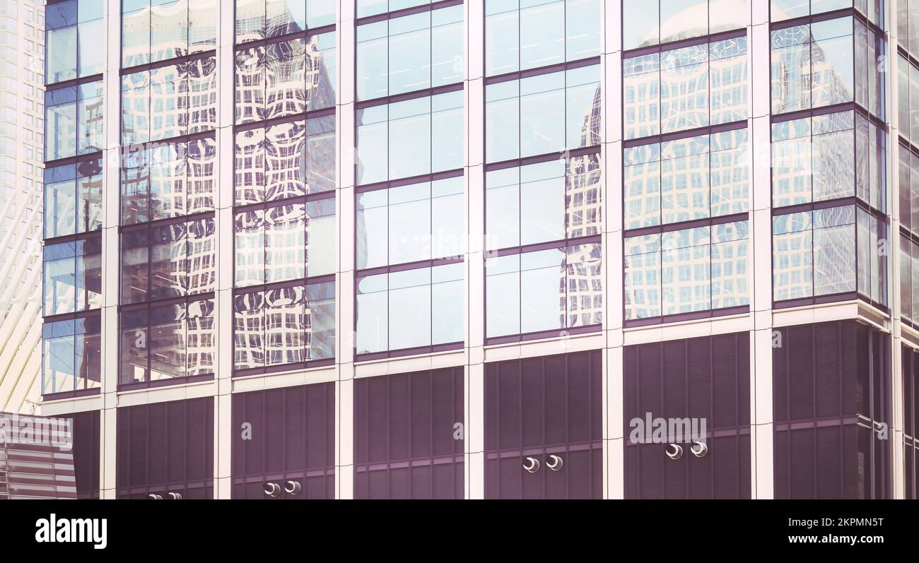 Bâtiments reflétés dans les fenêtres d'un gratte-ciel moderne, arrière-plan urbain abstrait, couleurs appliquées, New York City, Etats-Unis. Banque D'Images