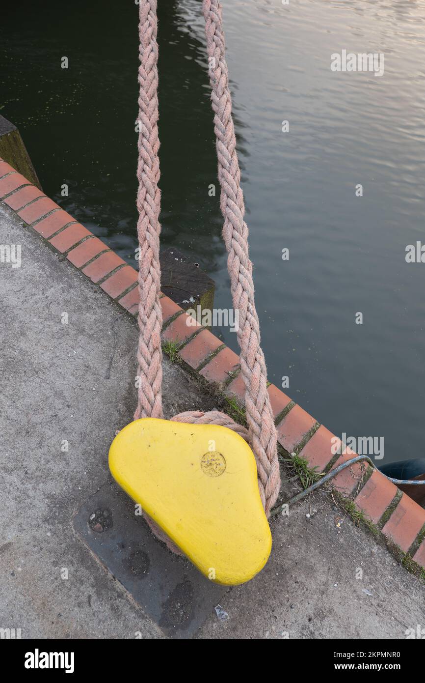 Corde d'amarrage et bollard au front de mer du port. Banque D'Images