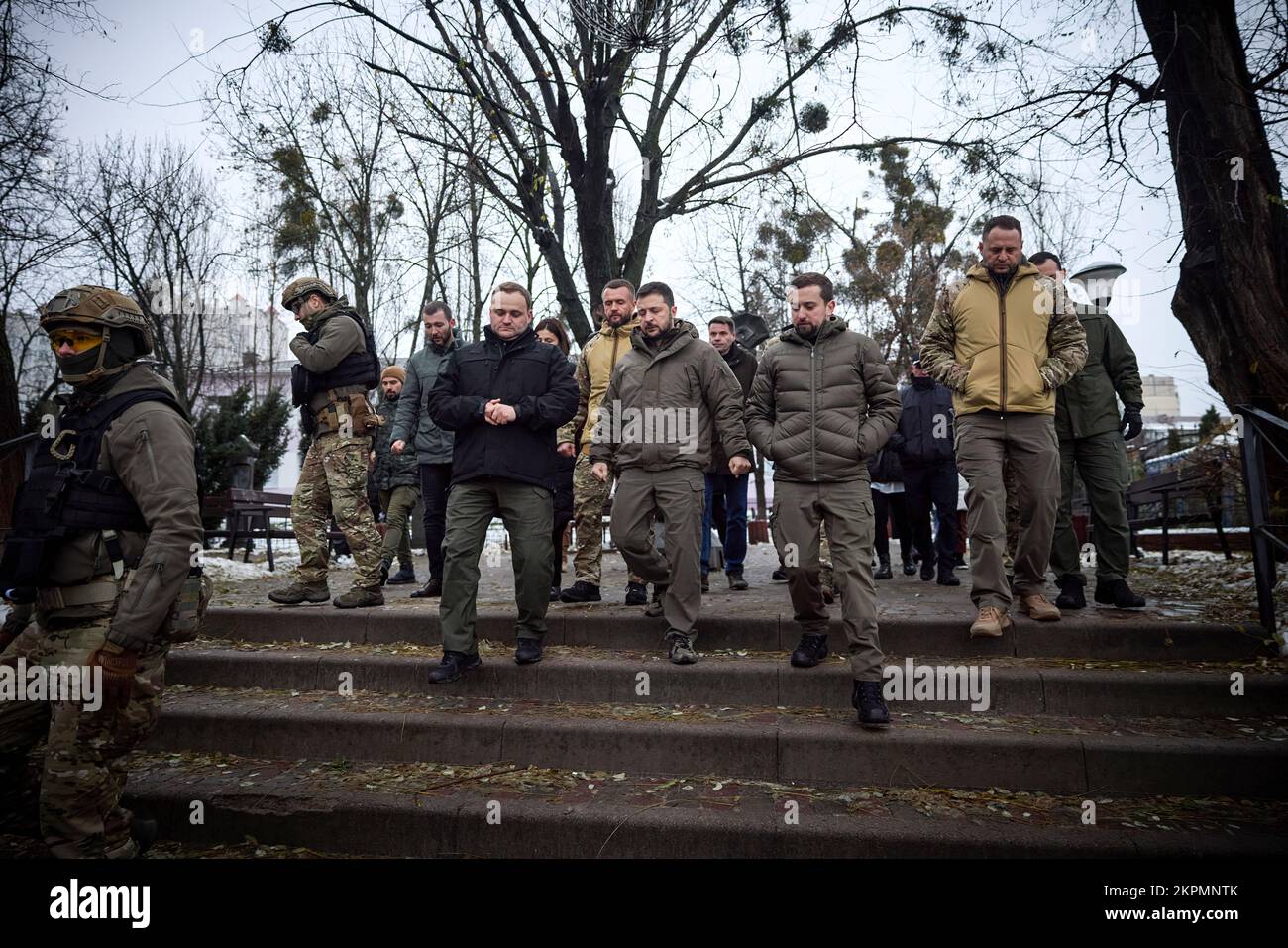 Le président ukrainien Volodymyr Zelensky a visité la ville de Vyshgorod, dans la région de Kiev, lors d’un voyage de travail et inspecté un bâtiment résidentiel de quatre étages endommagé par une attaque de missiles russes sur 23 novembre. Le chef de l'Administration militaire régionale de Kiev, Oleksiy Kuleba, a fait rapport au chef de l'État sur l'ampleur de la destruction causée par un missile russe heurtant le bâtiment. Six personnes ont été tuées et au moins 30 personnes ont été blessées dans ce choc. Les victimes reçoivent les soins médicaux nécessaires. (Photo : Bureau du Président de l'Ukraine) Banque D'Images